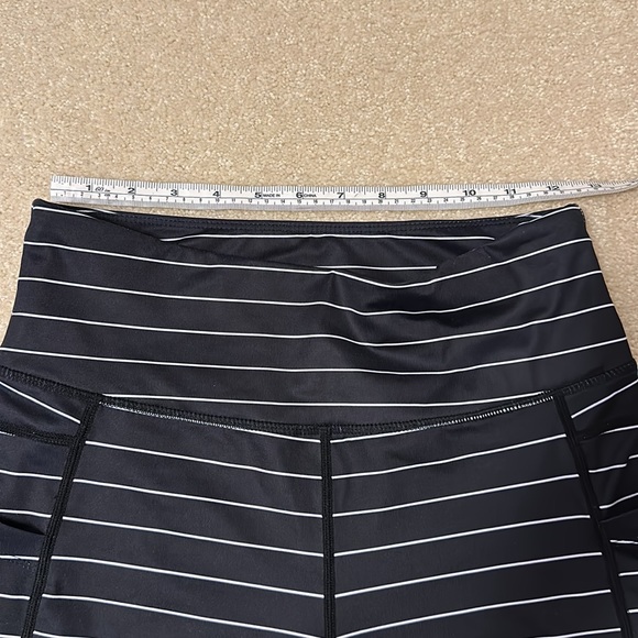 Zyia black and white capri length leggings size 8-10 - Picture 5 of 9